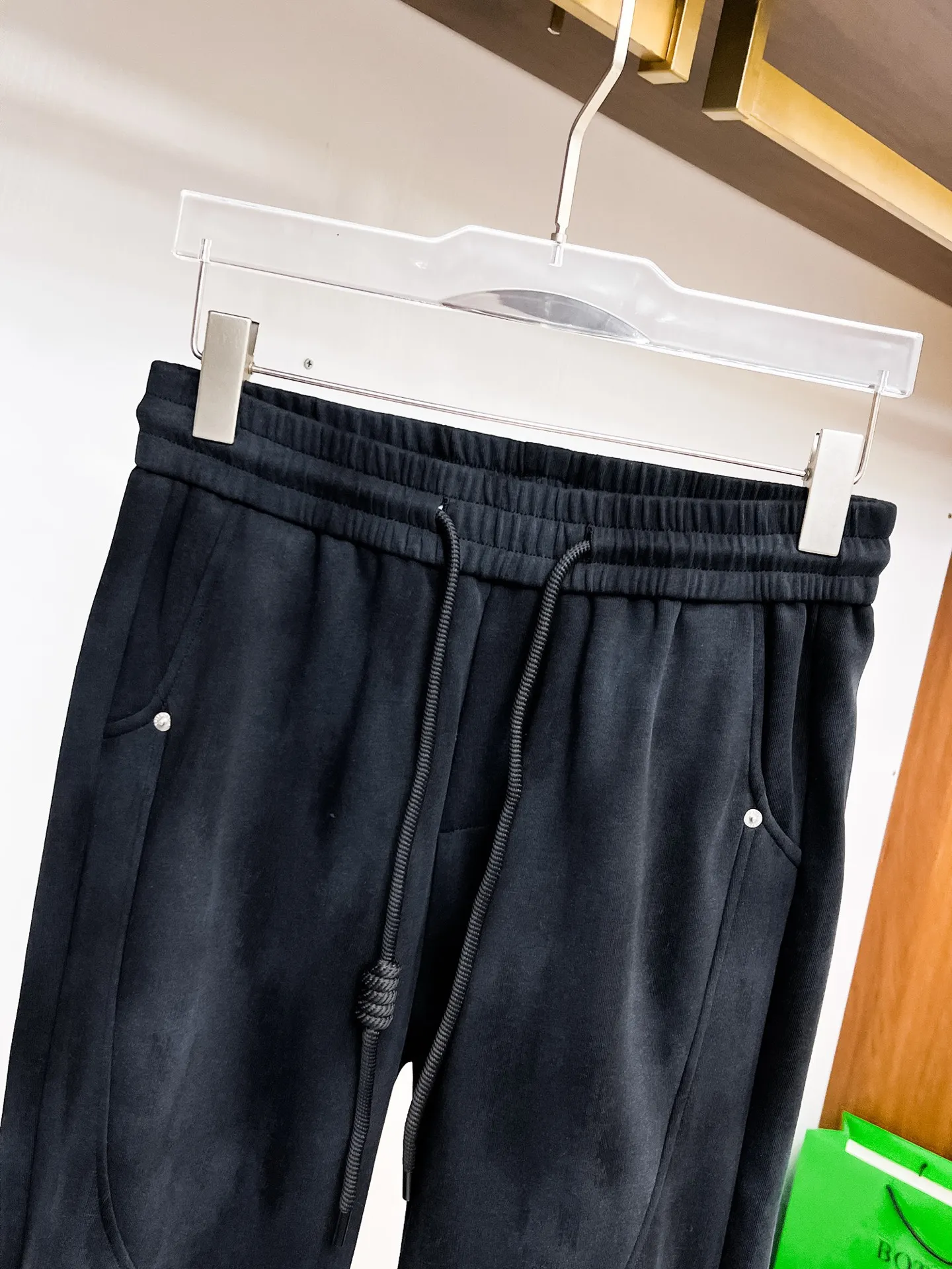 Balenciaga 🆕2026 Autumn and Winter New Arrival Casual Pants! The official website will be released simultaneously. Brand Classic LOGO casual pants, customized fabrics, excellent comfort and strong touch. Highly recognisable, perfect appearance and craftsmanship. Size:M-3XL